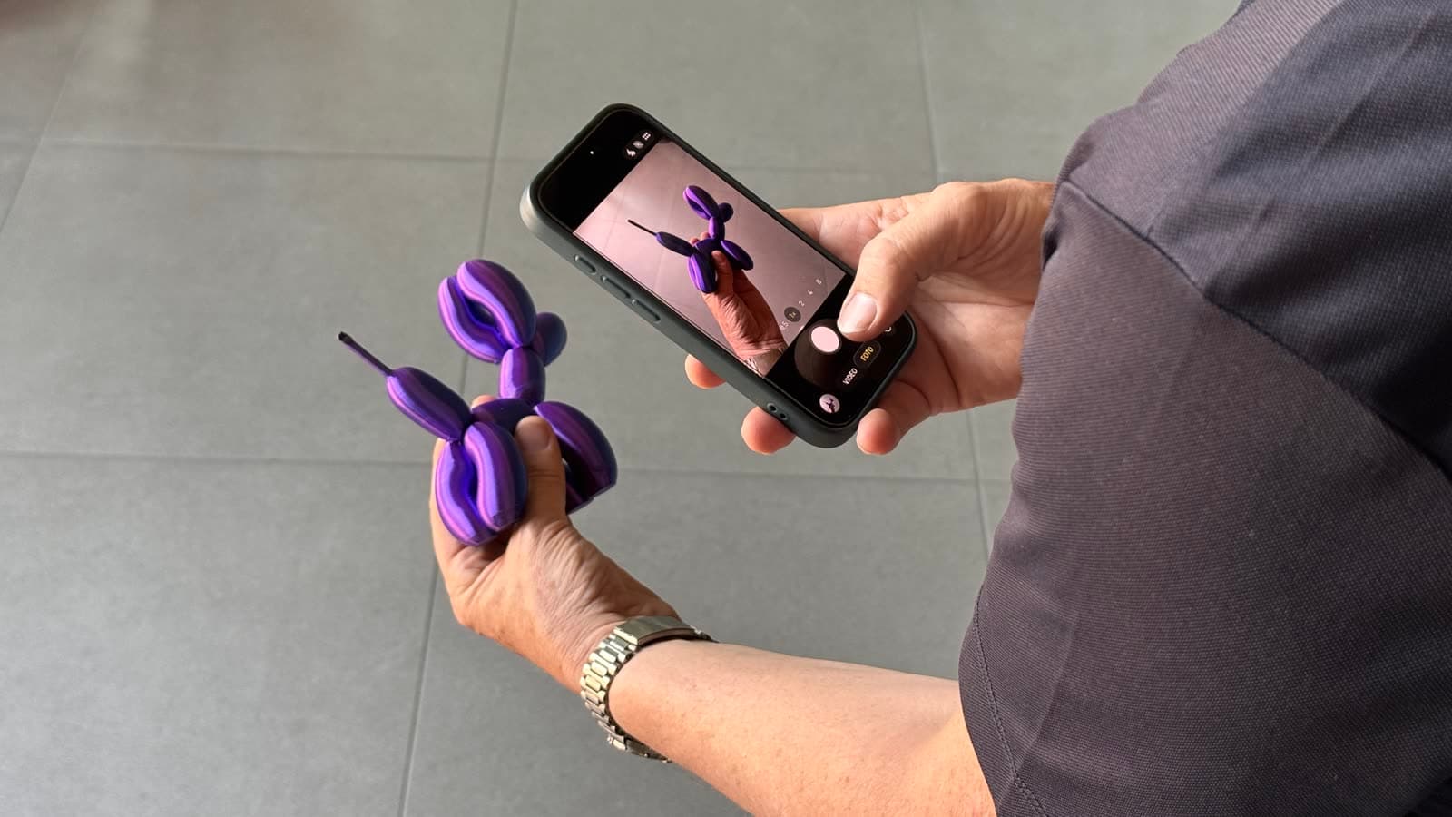 Due mani fotografano con lo smartphone l'oggetto da mostrare: basta una foto così.